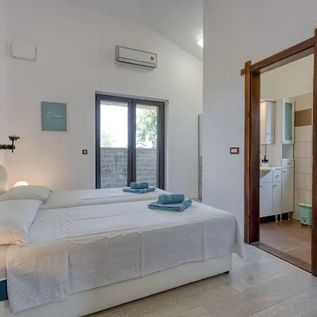 Kristina With Pool - Happy * Tar-Vabriga