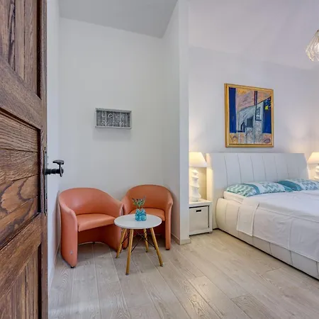 Kristina With Pool - Happy * Tar-Vabriga